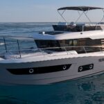 SWIFT TRAWLER 43, versione Sedan e versione Fly